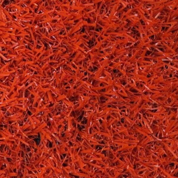 Primer plano de las fibras de Pasto Sintetico Rojo.