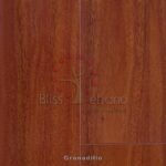Muestra de piso laminado granadillo que muestra la textura de la madera de granadillo con los logos "bliss" y "ébano" grabados en la superficie.