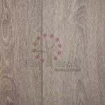 Muestra de piso de madera Piso Laminado Gris Primavera con un logo de árbol estilizado.