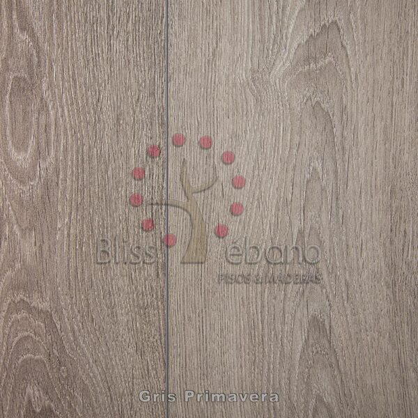 Muestra de piso de madera Piso Laminado Gris Primavera con un logo de árbol estilizado.