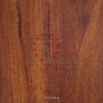 Muestra de piso de madera que muestra Piso Laminado Jatoba con el logo de la marca "bliss ébano pisos e madeiras".