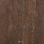 Superficie de Piso Laminado Merbau con el logotipo de la marca y elementos rojos redondos dispersos que forman una forma de árbol.