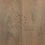 Superficie de madera con logo "Piso Laminado Nature" y diseño de árbol estilizado.