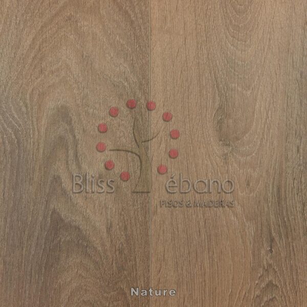 Superficie de madera con logo "Piso Laminado Nature" y diseño de árbol estilizado.