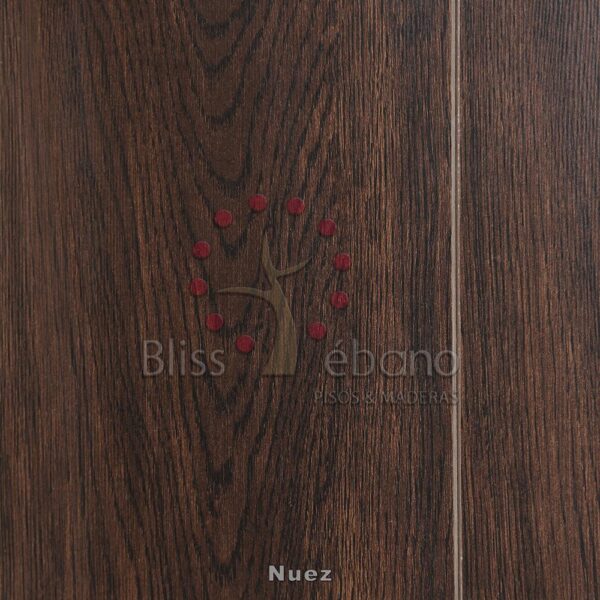 Superficie de madera con un diseño de árbol en relieve rodeado de cuentas rojas y con el texto impreso "Piso Laminado Nuez - pisos, maderas" indicando una marca de piso o productos de madera.