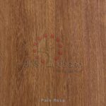 Muestra de piso de madera con patrón de madera "Piso Laminado Palo Rosa" y un logotipo de árbol con el texto "bliss ebano pisos & maderas".