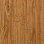 Superficie de madera con logotipo y texto que muestra Piso Laminado Pino Canadiense Mate.