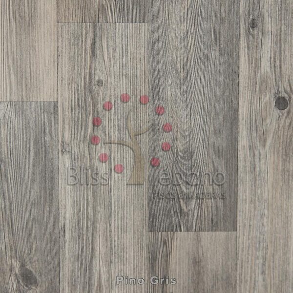 Una vista en primer plano de una muestra de Piso Laminado Pino Gris con un patrón de vetas de madera y el texto "pino gris, bliss ebanos, hidro escudo" junto con un símbolo que contiene puntos rojos y una representación estilizada de un árbol o planta.