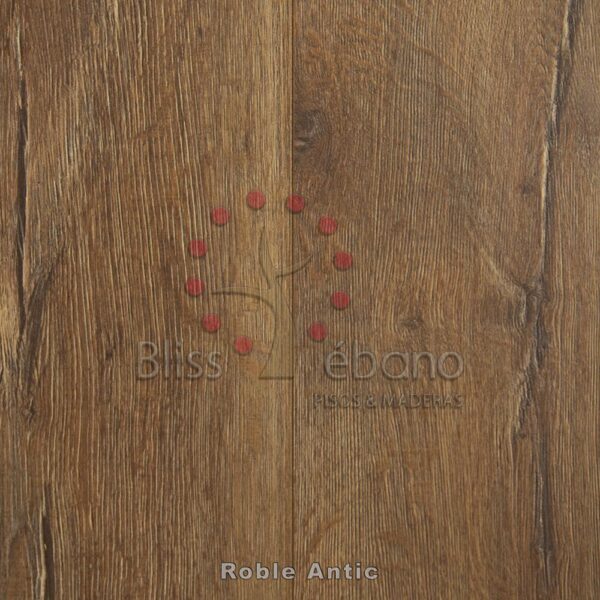 Superficie de madera con logo "bliss ebano pisos de maderas" y texto "Piso Laminado Roble Antic" indicando el tipo de acabado de la madera.