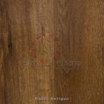 Superficie de madera con gotas de lacre rojizo y marca "bliss Piso Laminado Roble Antiguo".