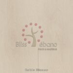 Muestra de tarima de madera clara con logo de la marca "Piso Laminado Roble Blanco" y texto "roble blanco" indicando la variedad de madera.