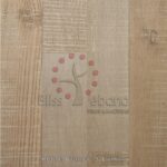 Muestra de tarima de madera color beige con logo y texto "Piso Laminado Roble Blanco 3 Lamas".