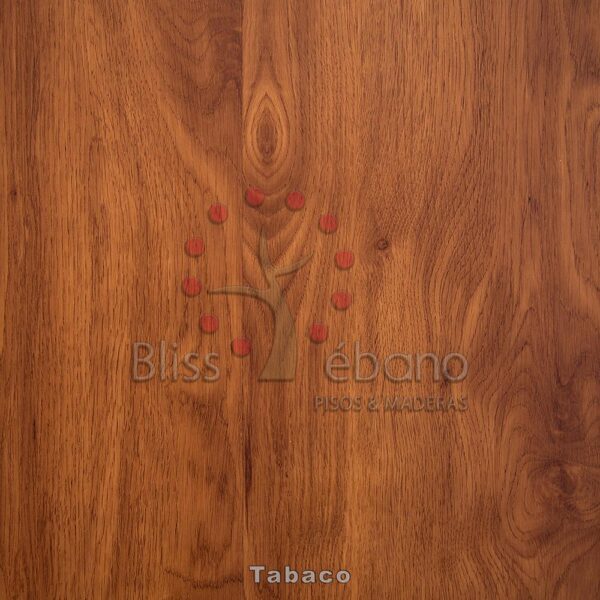 Superficie de madera con diseño de Piso Laminado Tabaco y marca de la empresa.