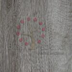 Piso Vinilico Bruma con diseño de árbol rodeado de puntos rojos.