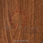 Muestra de Piso Vinilico Granadillo con el nombre y logo de una empresa proveedora de madera, bliss ébano, con filigrana sobre la textura.