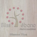 Piso decorativo Piso de PVC Blanco Tiza con un diseño de árbol estilizado y etiquetas de texto, que probablemente representan opciones o marcas de productos de pisos.