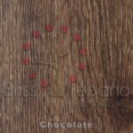 Piso de PVC Texto chocolate con la palabra "chocolate" y puntos en relieve sobre fondo de madera.