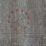 Una silueta de árbol con una copa en forma de corazón creada por puntos rojos sobre un fondo de Piso de PVC Metropolis con marcas de agua.