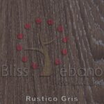 Representación artística de un árbol con hojas de puntos rojos sobre fondo veteado de madera, rotulado "Piso de PVC Rustico Gris".