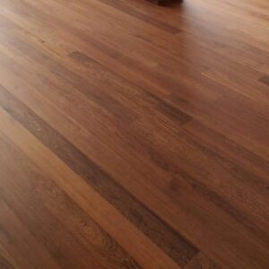 Una espaciosa sala con Piso de Madera Zapan, grandes ventanales y una mesa de billar cubierta en la esquina.