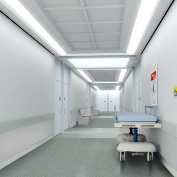 Un pasillo de hospital limpio y vacío con iluminación fluorescente, puertas a ambos lados y una banca con un cojín de Piso en Rollo Arena.
