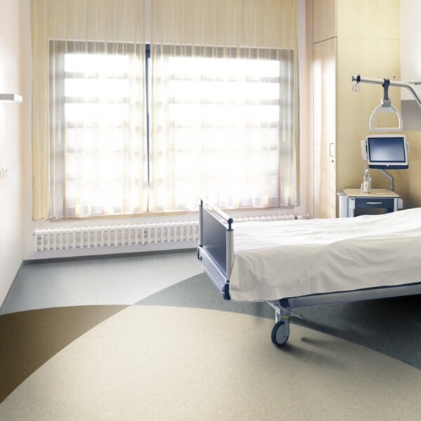 Una habitación de hospital limpia y vacía con una cama individual, equipo médico y una ventana con persianas Piso en Rollo Arena.