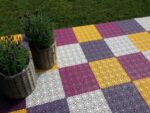 Un colorido patio de Piso de Polipropileno XL con plantas de lavanda en macetas de mimbre.
