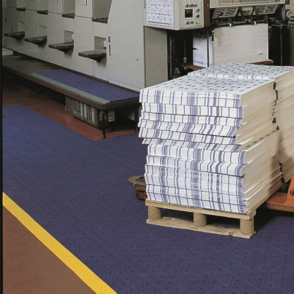 Pila de Piso de Polipropileno Pesado sobre un palet en una instalación de impresión industrial.