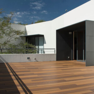 Casa contemporánea con Piso Deck WPC Redondo y líneas arquitectónicas limpias.