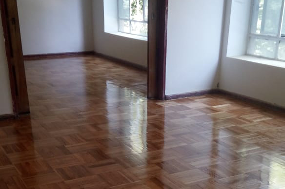Sala con piso de madera pulido con barniz