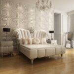 Elegante salón clásico con sofá Panel 3D Lily, papel pintado estampado y lámpara de araña de cristal.