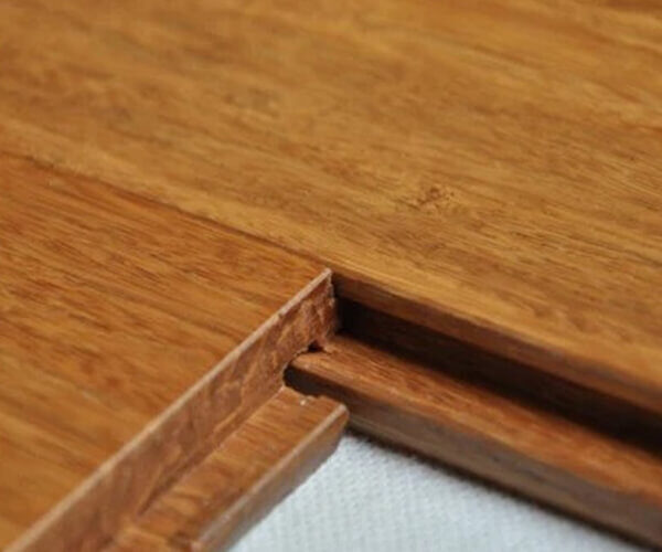 Primer plano de una tabla de madera con un detalle de borde entrelazado.