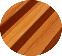 Superficie circular de madera con patrón de veta lineal.