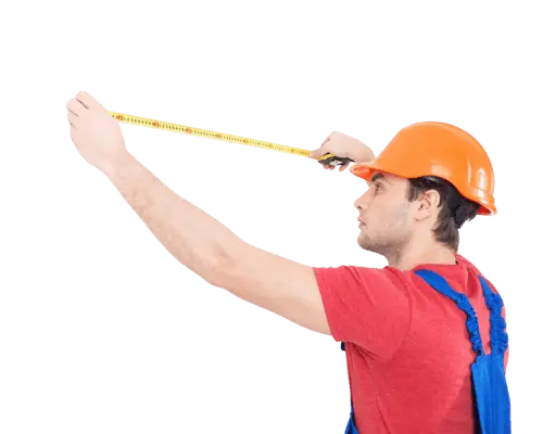 Trabajador de la construcción usando una cinta métrica.