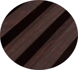 Imagen borrosa de un objeto con líneas oscuras paralelas sobre un fondo negro.