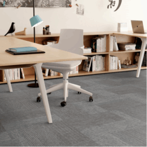 Espacio de trabajo de oficina moderno con Alfombra Arrange, escritorios de madera clara, una silla giratoria blanca, estanterías, una lámpara y elementos decorativos como arte mural de pájaros y dinosaurios.