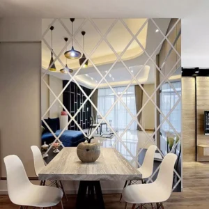 Comedor moderno con una mesa de madera, cuatro sillas blancas y una pared decorativa con espejos con dibujos de rombos que reflejan la elegante sala de estar.