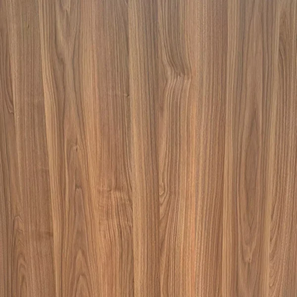 Lámina PVC para paredes con acabado pulido, que muestra vetas de madera natural y un cálido color marrón.