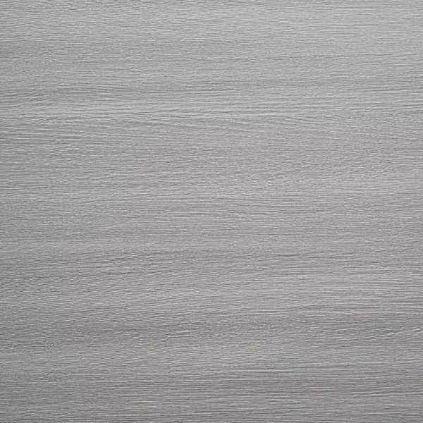 Un primer plano de una Lámina PVC para paredes de color gris claro con sutiles patrones de vetas horizontales.