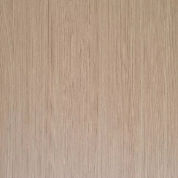 Una vista en primer plano de una Lámina PVC para paredes con un tono beige claro y un patrón de vetas sutiles que se extienden verticalmente.
